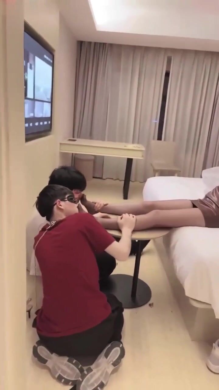 师范大学反差婊同事调教两位男奴，扇耳光，舔脚，小鲜肉主动张嘴吞口水，好会玩.