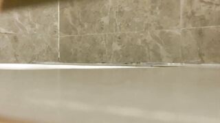 一月新流出魔手外购 高根美足美女系列精选几个无毛靓妹健身背心美女无毛逼白色分泌物