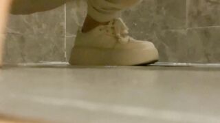 一月新流出魔手外购 高根美足美女系列精选几个无毛靓妹健身背心美女无毛逼白色分泌物