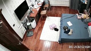 《居家摄像头破解》漂亮的小姐姐一边看小视频一边抠着小嫩B