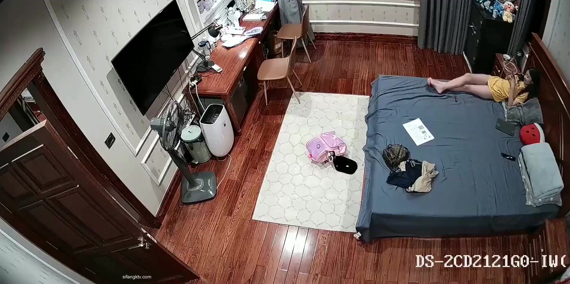 《居家摄像头破解》漂亮的小姐姐一边看小视频一边抠着小嫩B