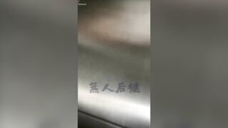 白色长裙美女电梯上被掀裙