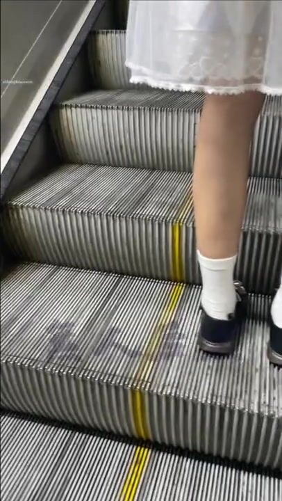 白色长裙美女电梯上被掀裙