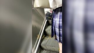 电梯上掀裙jk女学生，黑色内裤夹进逼里了