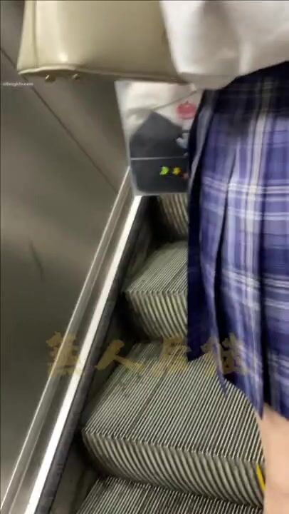 电梯上掀裙jk女学生，黑色内裤夹进逼里了