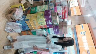 抄底白色长裙妹子