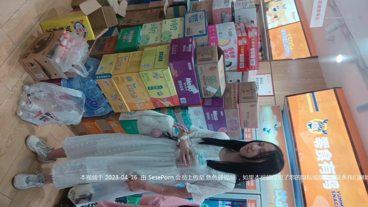 抄底白色长裙妹子