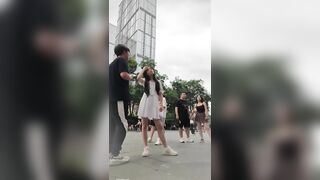 白色短裙妹子内裤完全夹在逼里，毛都勒出来