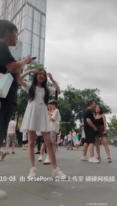 白色短裙妹子内裤完全夹在逼里，毛都勒出来