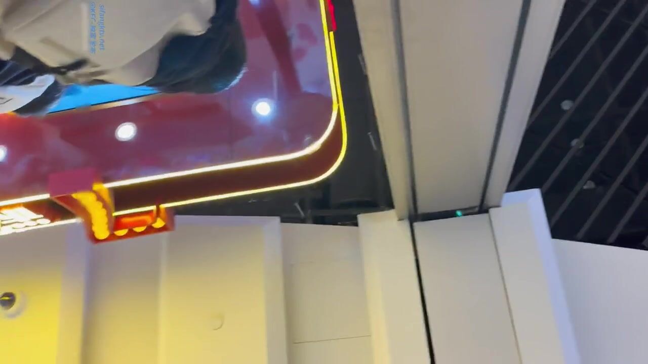 抄底黑丝红裙妹和Gucci短裙妹，男朋友在也抄