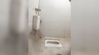 邪恶的房东浴室暗藏摄像头偷拍 身材不错的美女租客洗澡