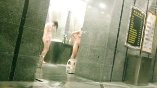 内部员工偷拍 多位美女少妇洗澡换衣服