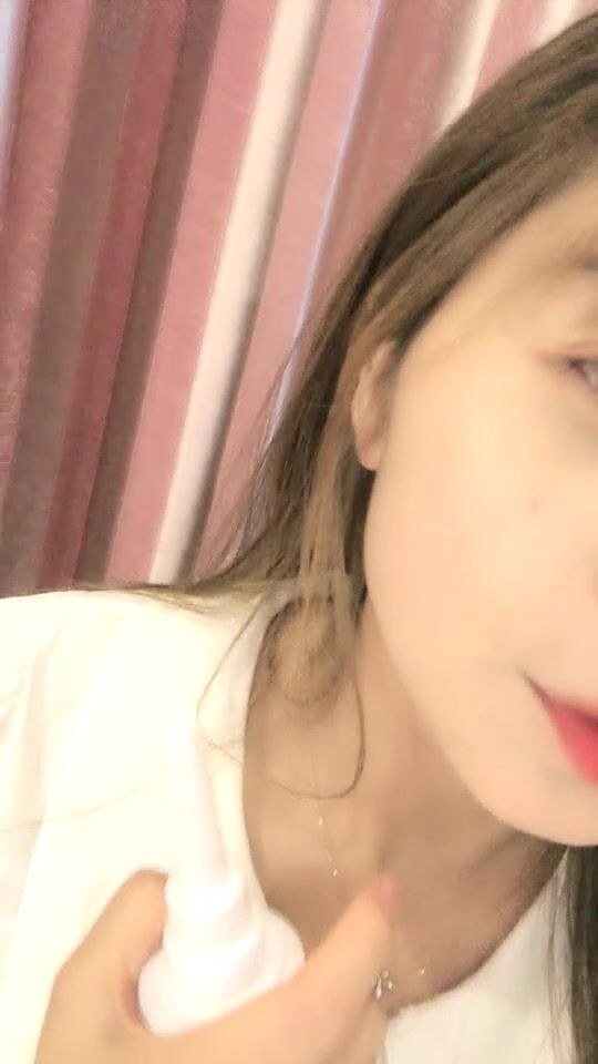 2021.10.12，【你的女王哒哒】，8W粉丝人气女神，约粉丝，工厂老板，过来玩高潮喷雾，搞到全身痉挛