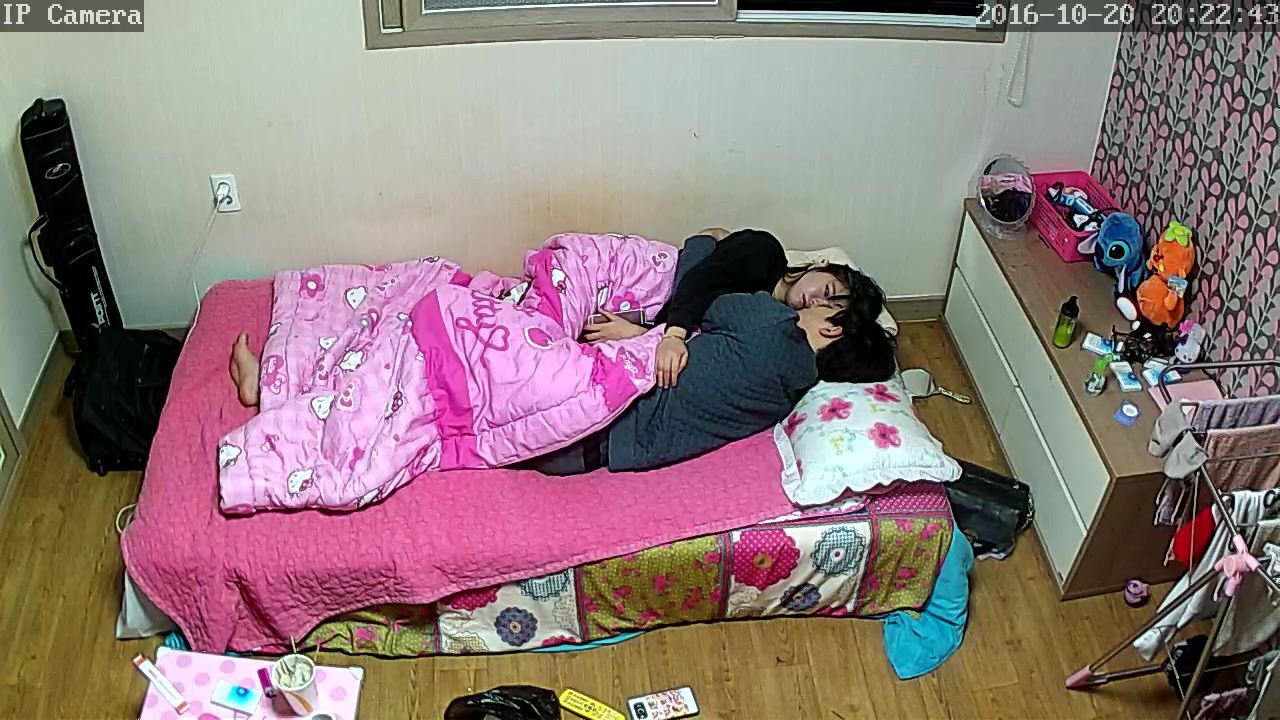 《精装 福利》百姓民居摄像头入侵真实偸拍整理集136V，亮点多多，把媳妇按在沙发上啪啪干进出都能看见爽歪歪啊3