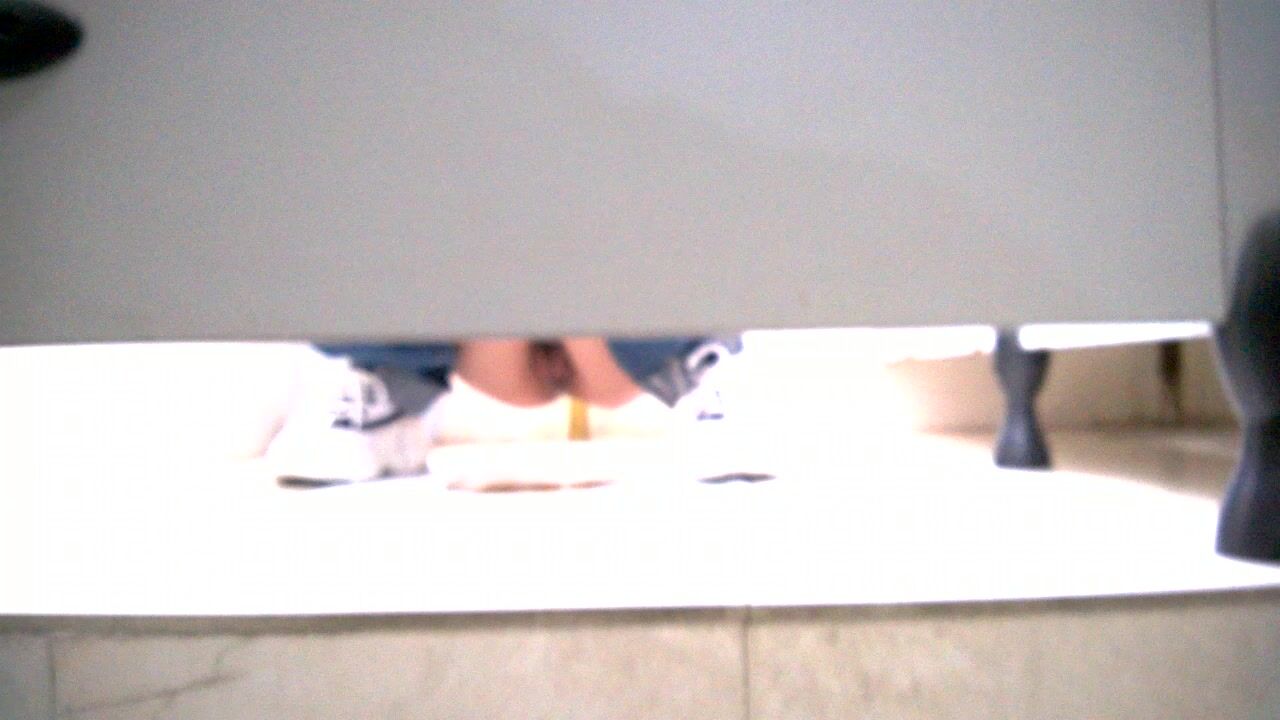 商场女厕偷拍牛仔裤少妇 肥美的鲍鱼