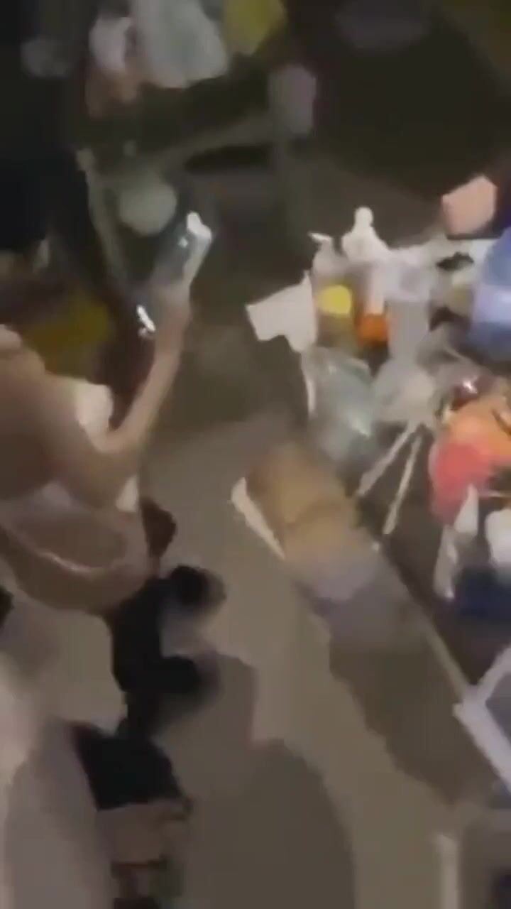 女生骚起来也是没谁了 你说哥哥我胸好看吗 要不要看一下逼逼 上铺的四川妹全程指导还亲自打灯 真欢乐 对话绝对精彩