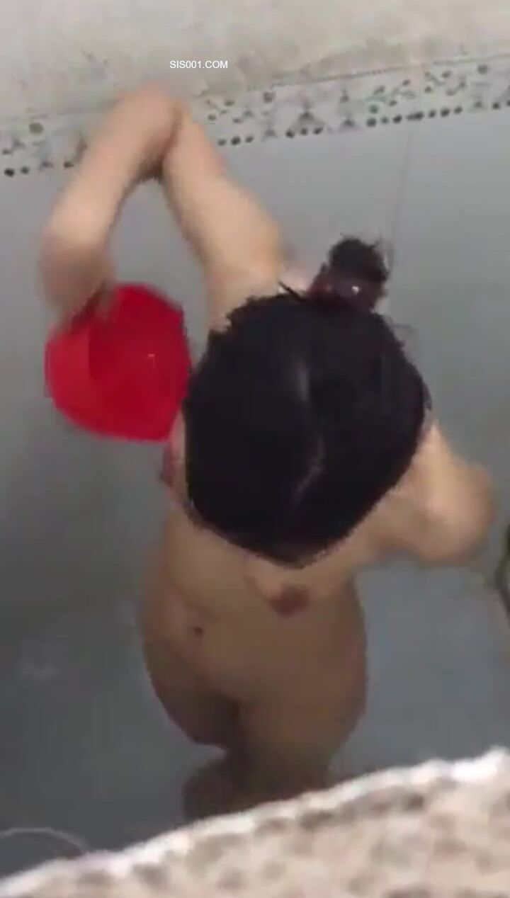 翻墙爬窗偷窥隔壁小少妇洗香香 身材不错 无毛鲍鱼 妹子不停弯腰起身就是拍的有点累 怕发现了