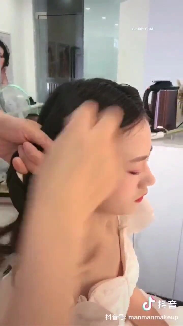 精选美女走光系列 新娘造型走光露点 考眼力 透过缝隙看亮点 这美眉超级漂亮