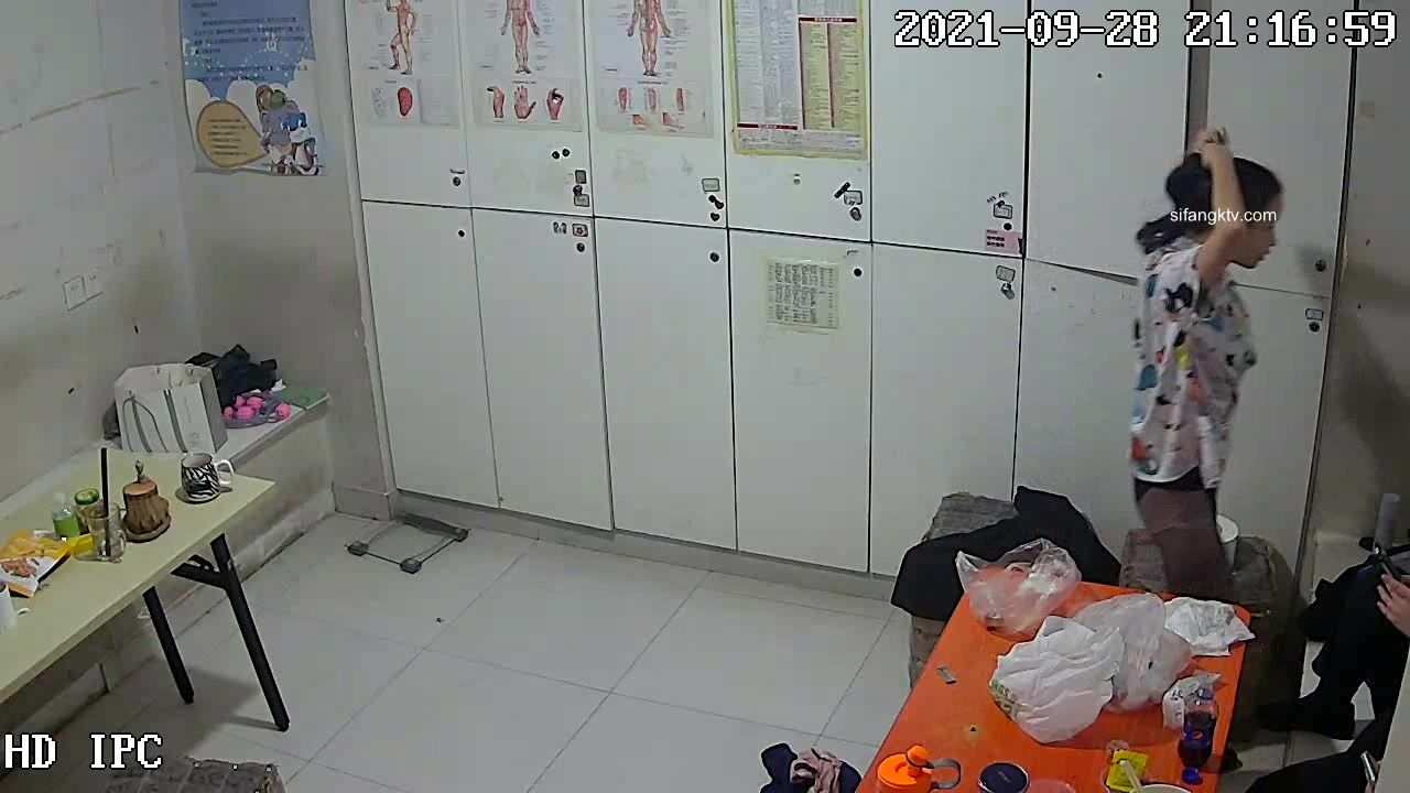 【稀缺摄像头 甄藏】最新破解九月养生会所更衣室摄像头 身材个个都不错 咪咪真不小 配合黑丝超性感 高清720P版4