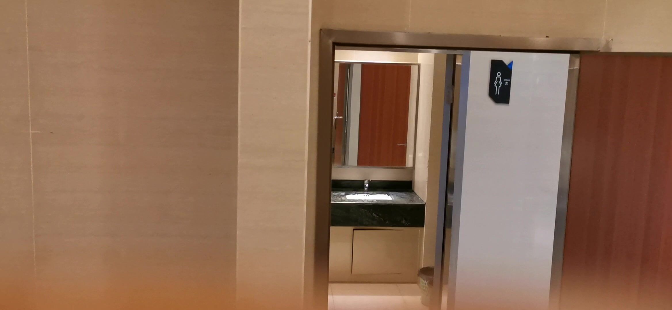 商场偷拍小嫩妹 没想到是一大黑B