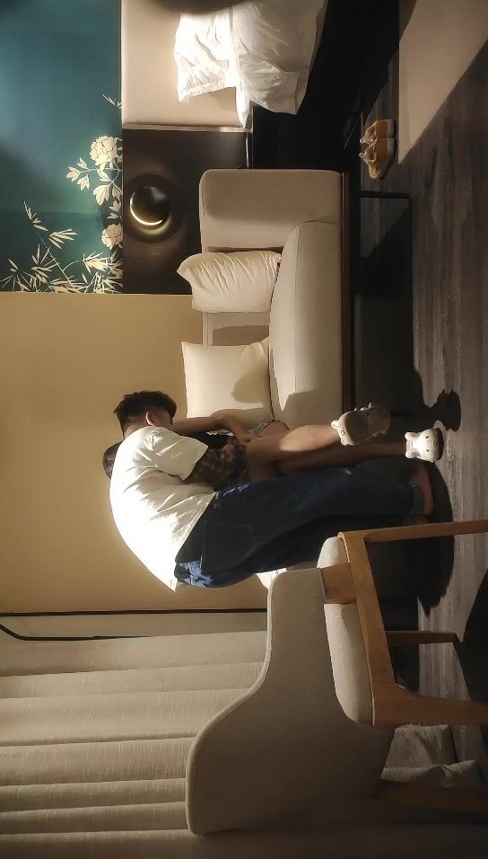 2021.10.16，【加钱哥加钱哥】，3000网约大圈外围女神，175cm，22岁，极品大长腿，胖子大展神威，高潮不断