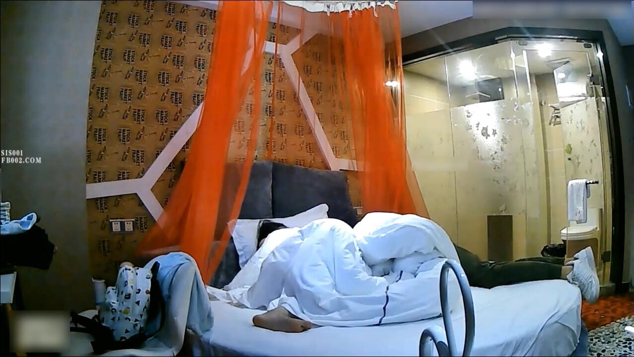 身材苗条的性感学姐提前在酒店开好房只需要男的来掏出鸡巴行动，短裙白嫩肉肉奶子鼓胀狠狠抽插连续操啊【水印】