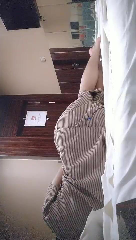 2021.10.17，【小凡探花】，1500今晚干头牌，年轻貌美，极品美乳又白又大，腿细臀翘，品质不输外围