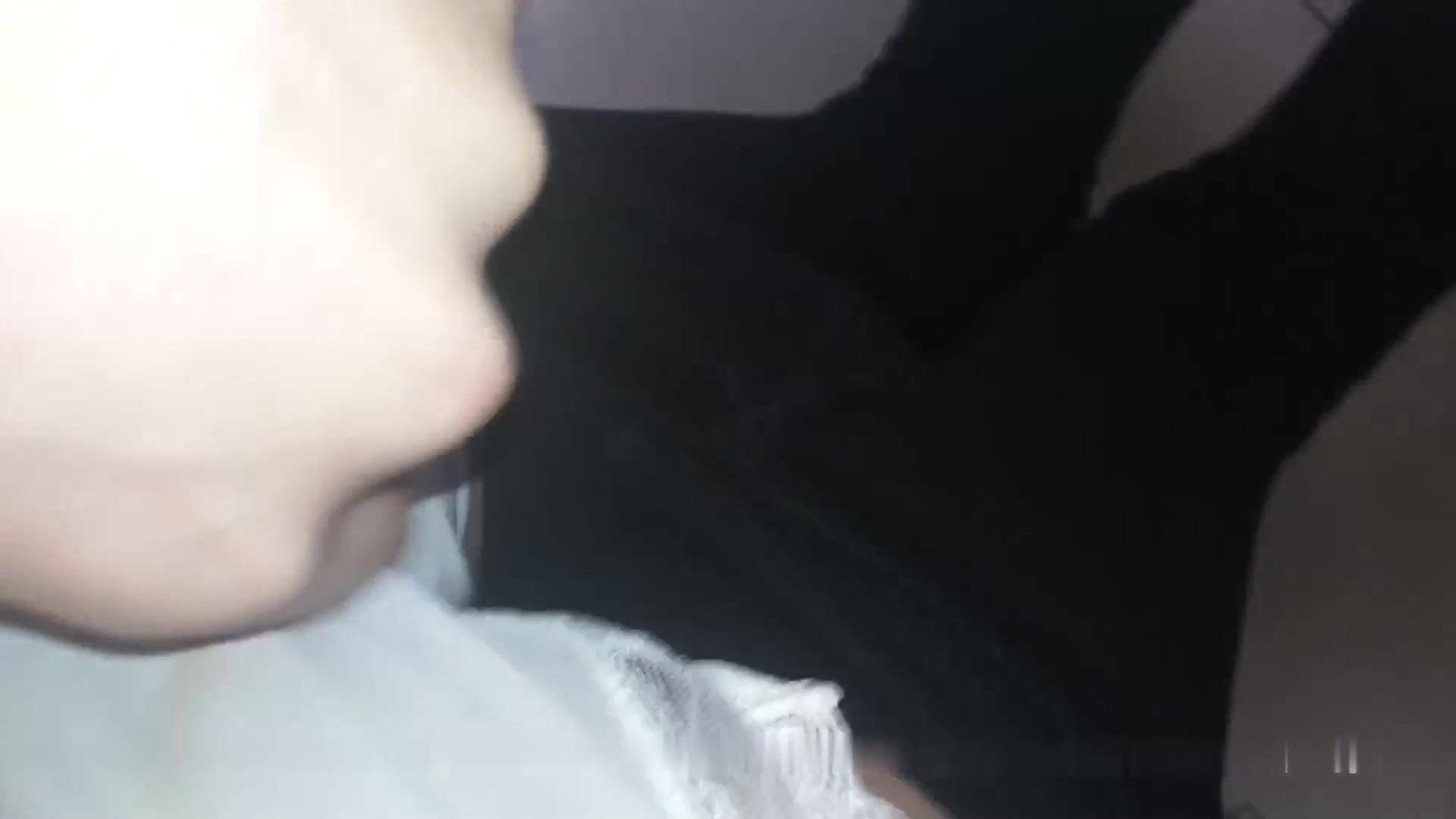 教室里上晚自习大着胆子 把女友的裤子趴下了摸的小骚货淫水直流