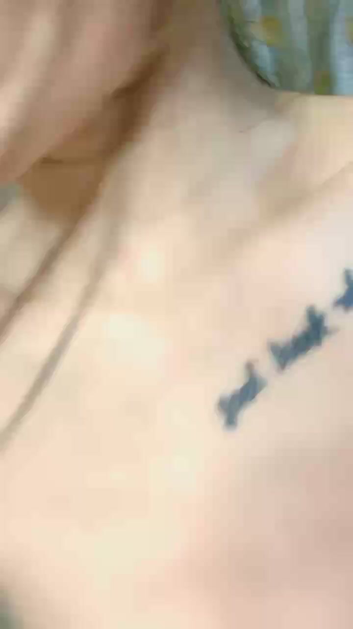 老牌美女主播新登场道具大屌自慰 ，情趣装拨开内裤特写 ，假屌屌进出抽插 ，手指抠入菊花 ，淫骚出水极其诱惑