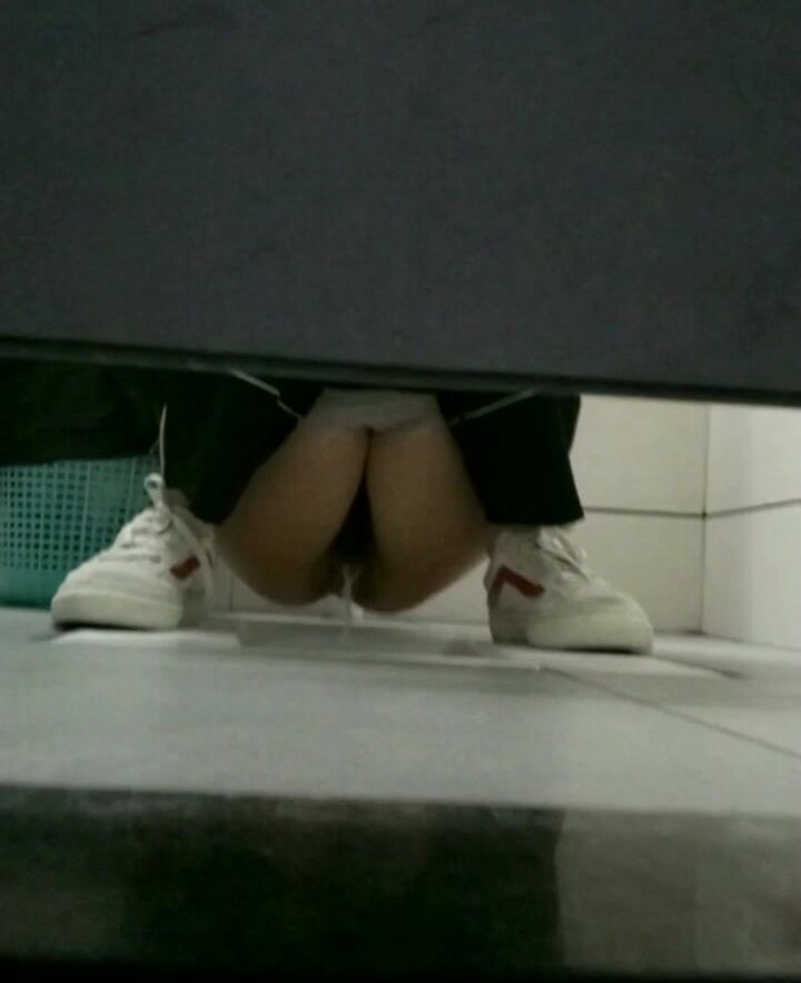 大神潜入办公楼 偷拍干练的齐肩发少妇