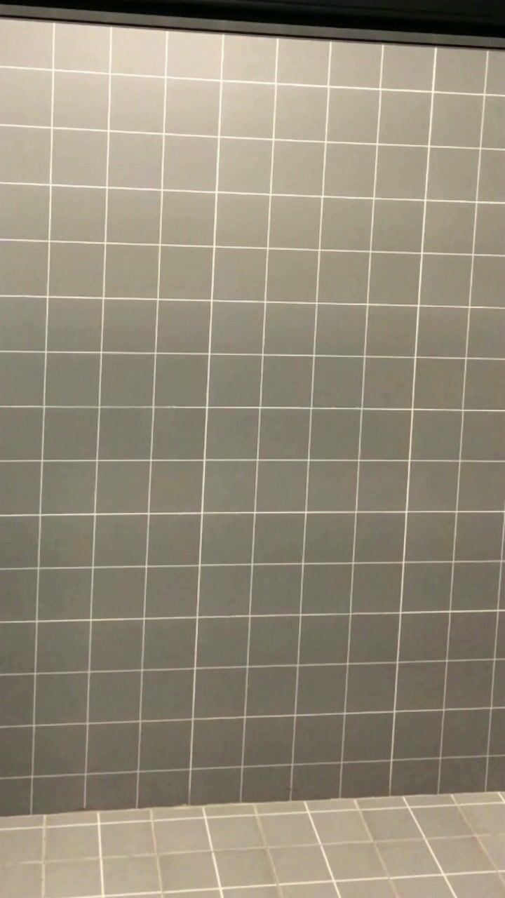 潜入单位女厕偷拍漂亮的小会计 小黑B毛毛还挺长