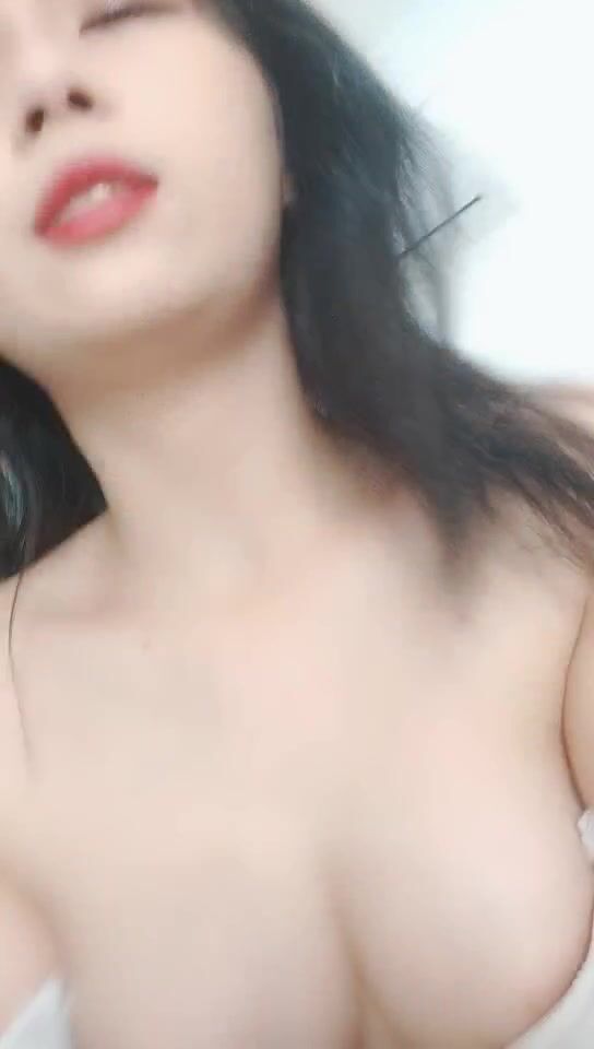 长发极品清纯女神，白衬衣大黑牛自慰，表情很销魂