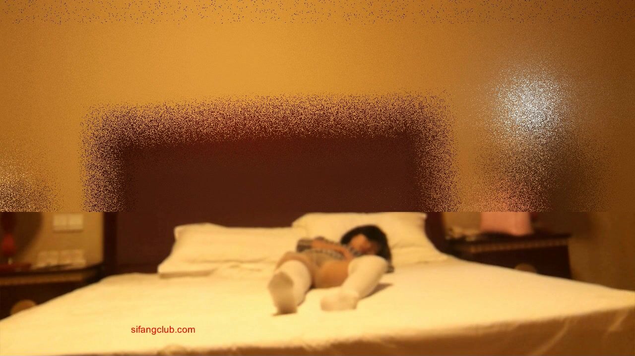 变态小伙酒店迷玩美女同事 偷偷换上各种丝袜玩弄 就是不敢插入1