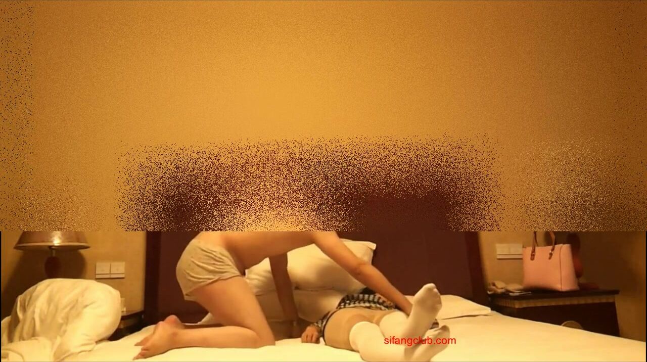 变态小伙酒店迷玩美女同事 偷偷换上各种丝袜玩弄 就是不敢插入3