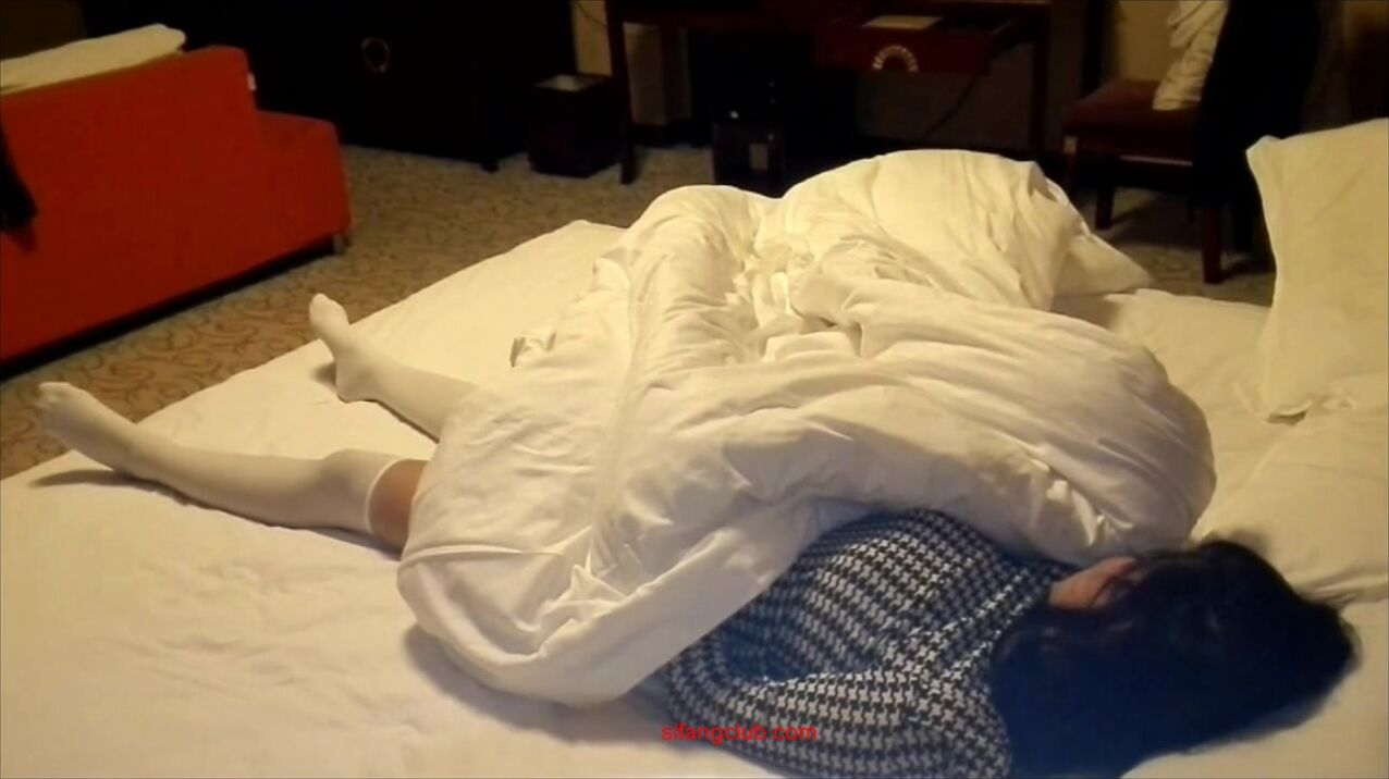 变态小伙酒店迷玩美女同事 偷偷换上各种丝袜玩弄 就是不敢插入7