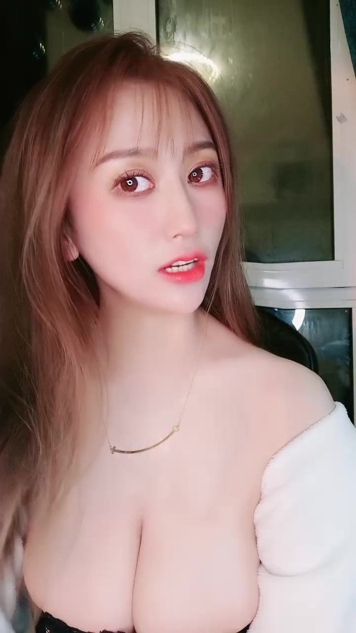 大奶子骚货『凯瑟琳_蜜汁奶宝』红丝袜大秀真是一绝 特别淫荡骚起来没边 凌晨直接播到天亮！