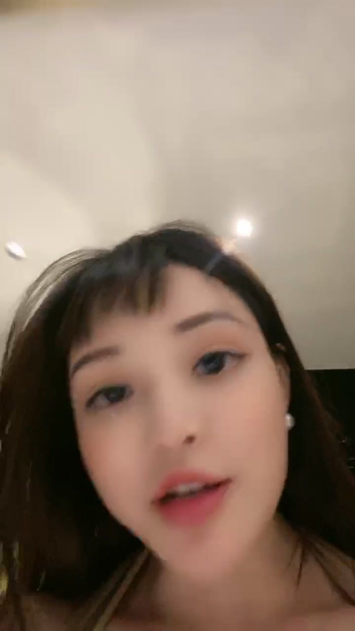 强力推荐-刚播完美级别无毛粉穴美女，包臀裙开档内裤，坚挺大白美乳身材一流，振动棒按摩器双管齐下，大量出白浆似牛奶