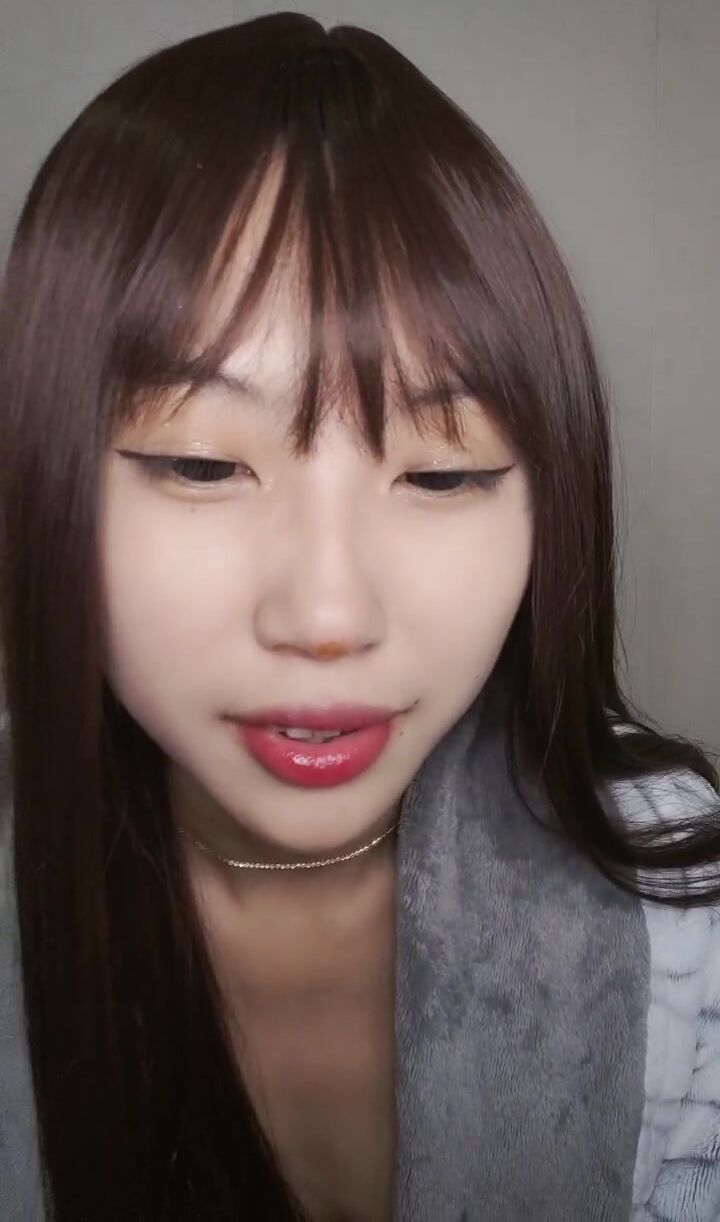 贫乳肥鲍红唇小姐姐居家自慰大秀 ，苗条大长腿脱光光 ，道具抽插微毛小穴 ，翘起屁股后入猛捅 ，大黑牛塞入震动