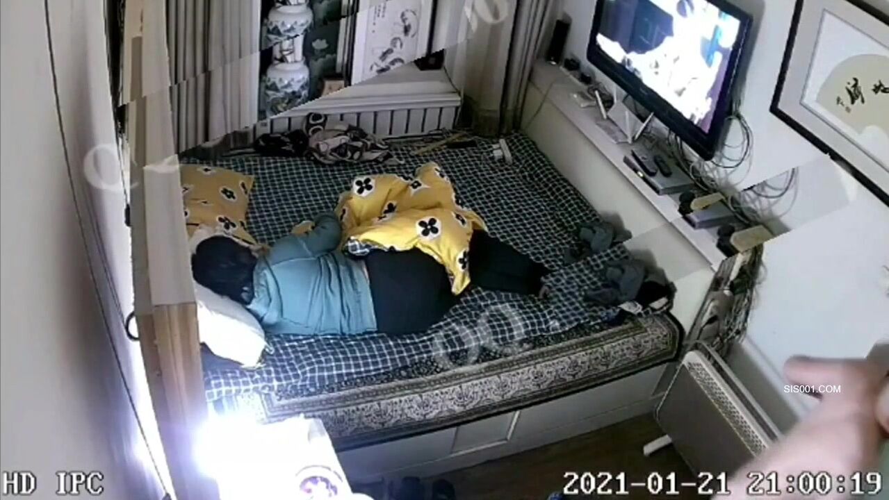 家庭摄像头破解偷拍到让人难以理解的画面，牛逼大哥在同一张床上干老母又干她女儿，女儿很主动 对她说你和你妈一个逼样