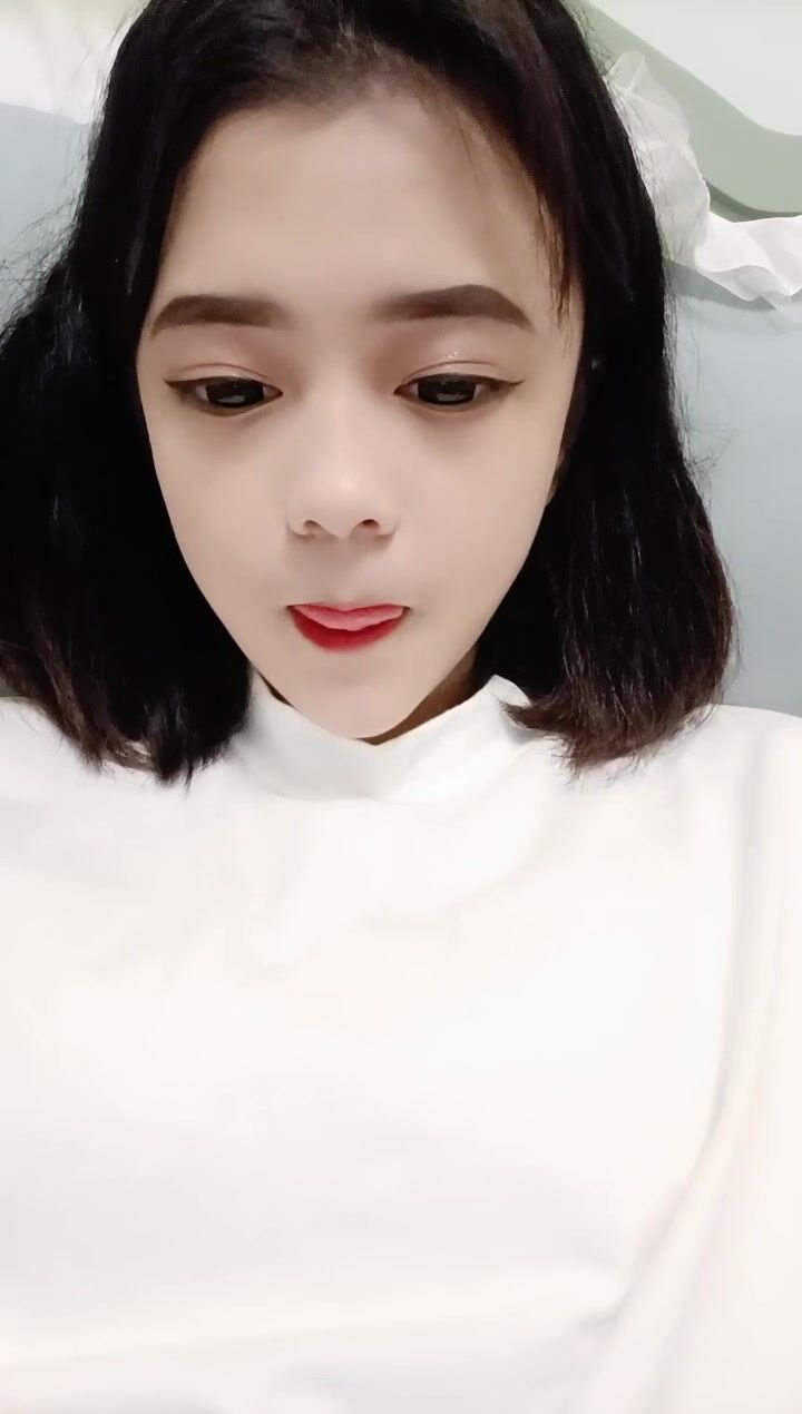 18清纯甜美萝莉嫩妹独自在家诱惑，撩起小背心露奶子，特写假屌摩擦嫩穴，插入掰穴揉搓阴蒂，呻吟娇滴滴