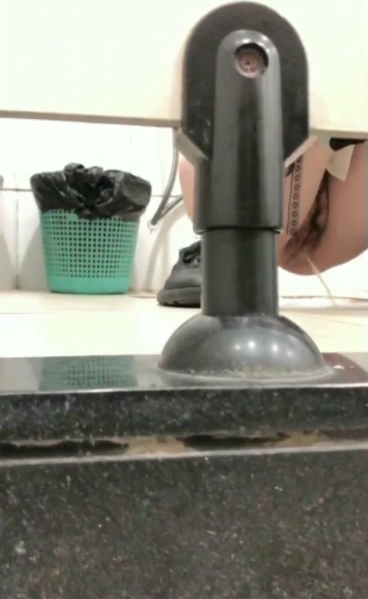 办公楼偷拍公司新来的小靓妹 鲍鱼粉嫩粉嫩的