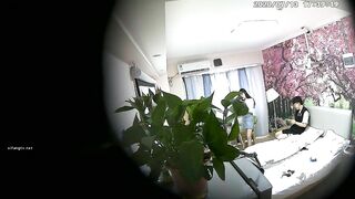 连锁酒店偷拍到的高质量情侣，女的很主动，看来好多天没做爱了，叫床好骚啊，这么大声就不怕隔壁听到嘛？请带上耳机