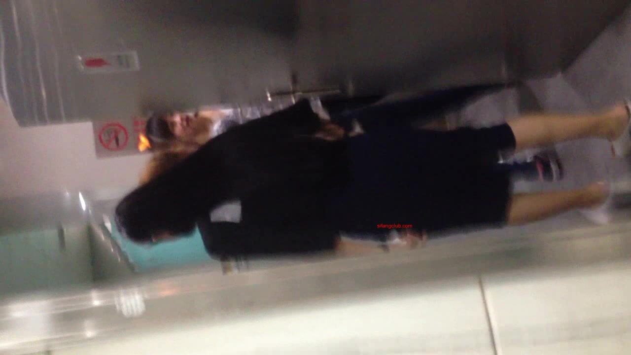 大神潜入商城女厕 一下进来3个美女 慌乱中都不知道拍哪个好了