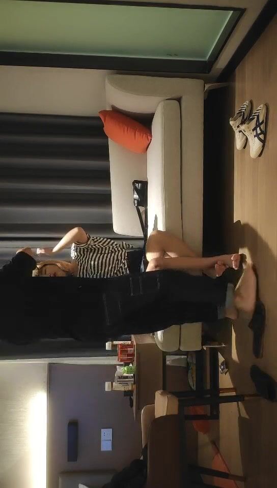 专搞阿姨加钱哥约炮30-40气质条纹衫美少妇加钱哥戴上假头套干阿姨样子非常搞笑没搞懂怎么就翻车不草逼了