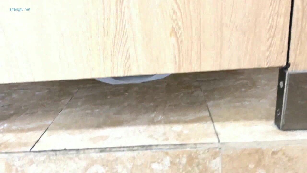 大神潜入酒店女厕偷拍 牛仔裤小嫩妹