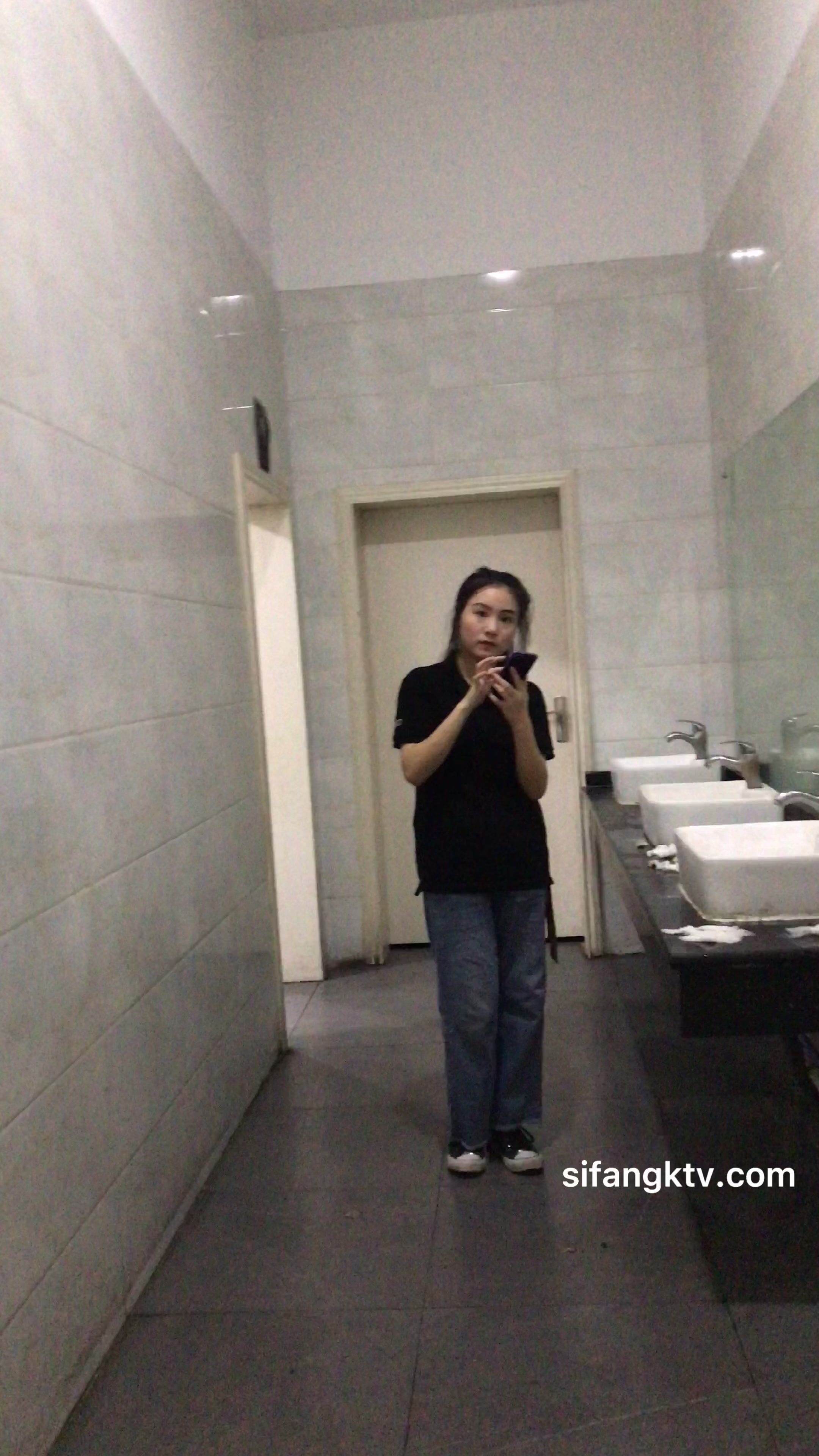 《震撼 精品》牛人厕拍封神之作蹲守国内某购物广场女卫先门口拍脸再进去拍B年轻漂亮美眉居多近景特写原版4K画质流出4