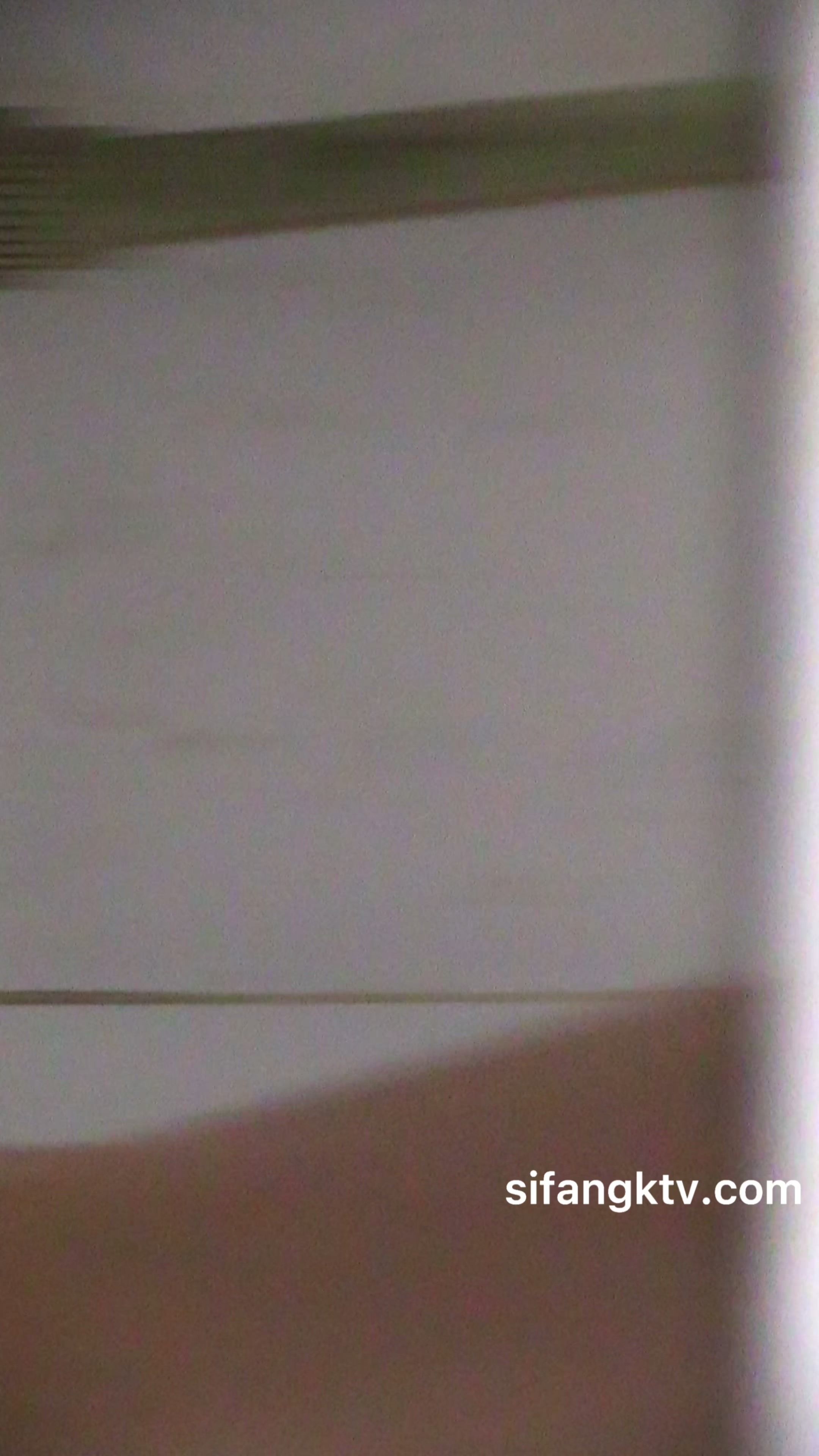 《震撼 精品》牛人厕拍封神之作蹲守国内某购物广场女卫先门口拍脸再进去拍B年轻漂亮美眉居多近景特写原版4K画质流出5