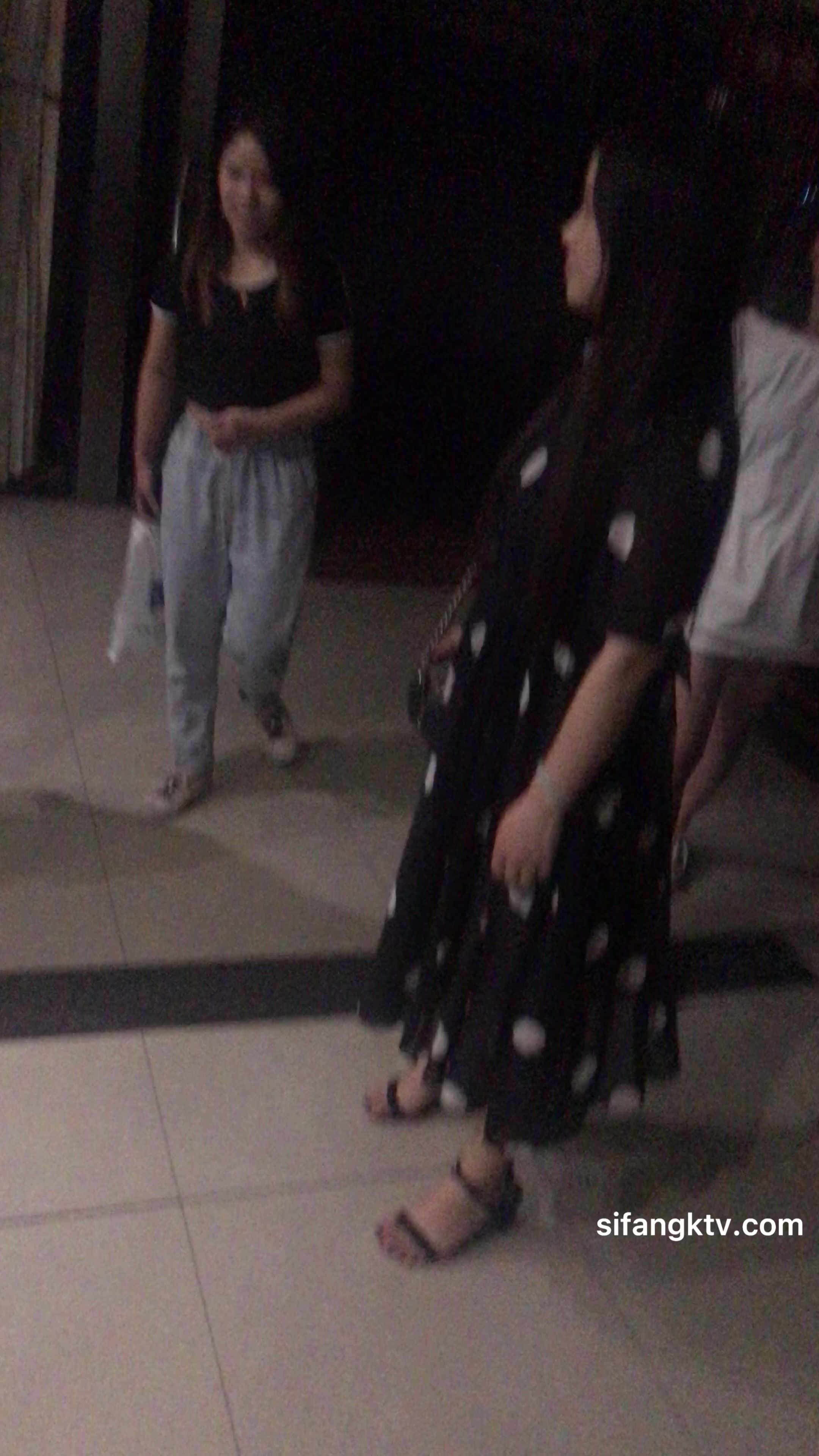 《震撼 精品》牛人厕拍封神之作蹲守国内某购物广场女卫先门口拍脸再进去拍B年轻漂亮美眉居多近景特写原版4K画质流出7