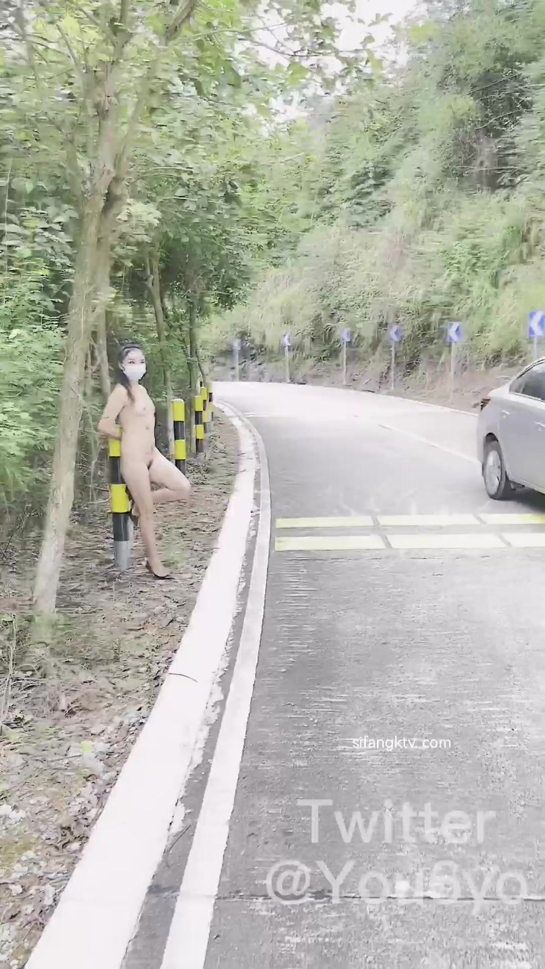 最新流出 最近火爆全网露出大神『悠悠姐』私人订制-全裸感受大自然与大哥谈生活 骚妇浪语夺人心魄 高清1080P版 (1)