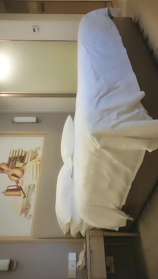 2021.10.22，【小马寻花】，22岁大四兼职学生妹，男友调教的一脸狐媚样，健谈开朗好似情人初相逢，娇喘连连